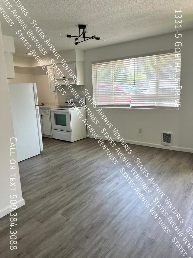 Building Photo - 1331 Goethals Dr