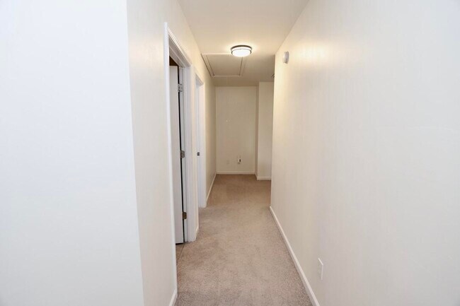 Building Photo - 3260 Matthews Dr