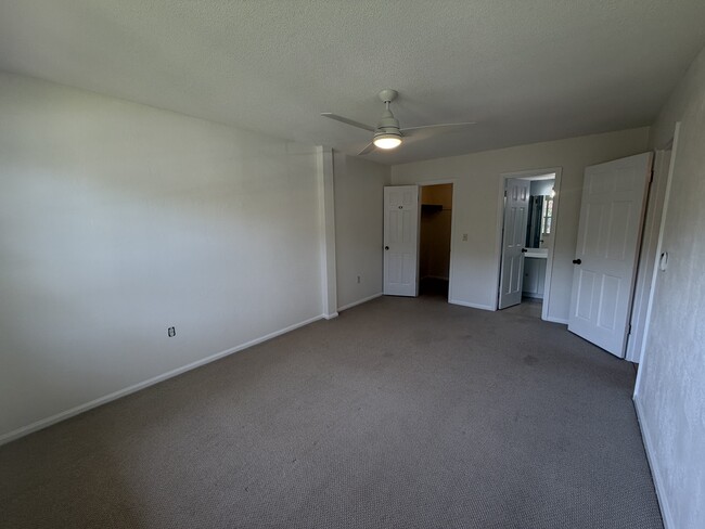 Building Photo - 3800 Saxon Ave#C-52 C