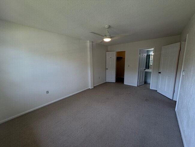 Building Photo - 3800 Saxon Dr