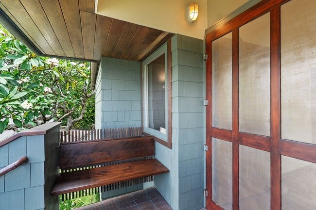 Building Photo - Lovely 2/2 Makiki Heights Home - Utilities...