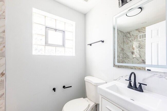 Building Photo - 4914 W 32nd Pl