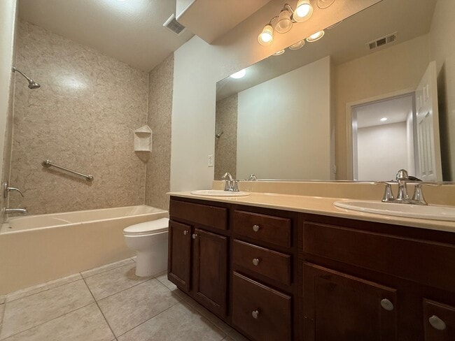 Building Photo - 3-Bedroom Townhome with Community Pool & S...