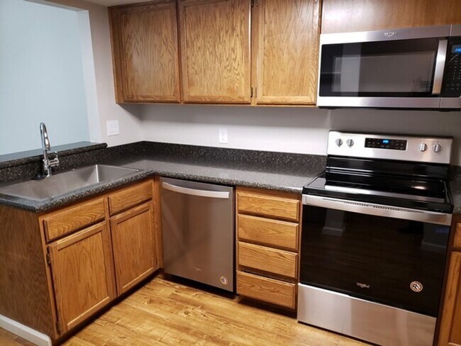 Building Photo - Updated Two Bedroom 2nd Floor Apartment