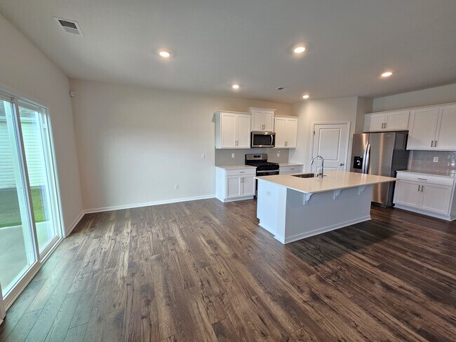 Building Photo - 942 Pineland Dr