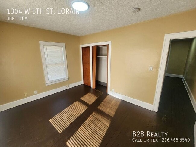 Building Photo - 1304 W 5th St