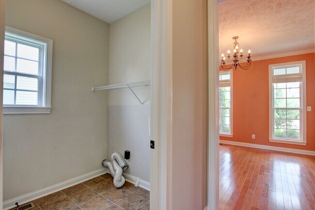 Building Photo - 716 Cavalier Dr