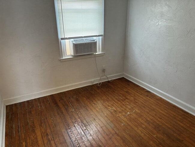 Building Photo - House for rent in York City!