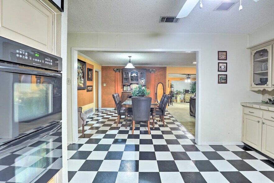 Building Photo - 2109 Woodside Dr