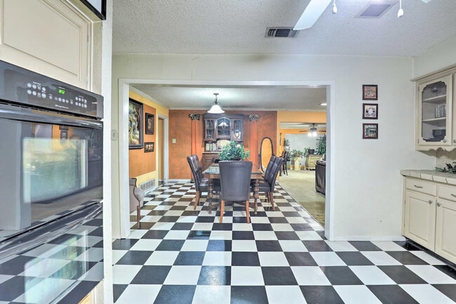 Building Photo - 2109 Woodside Dr