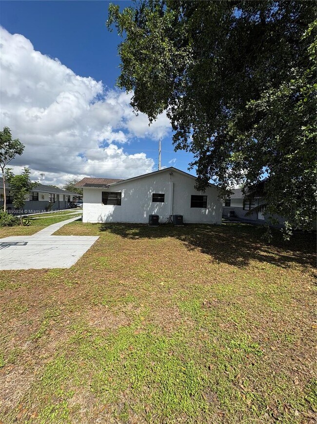 Building Photo - 4120 SW 19th St