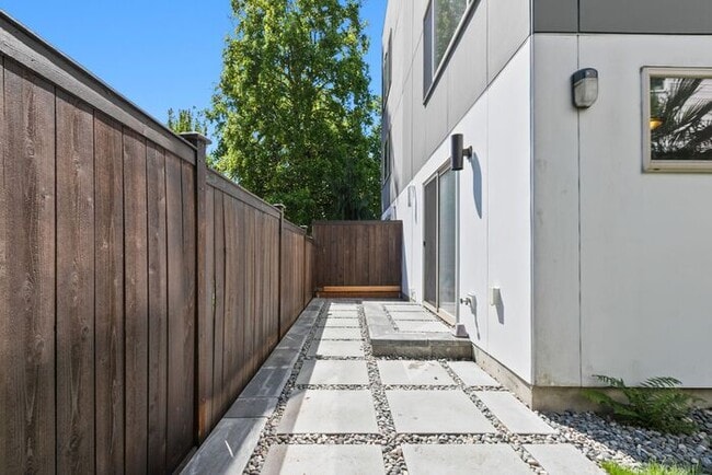 Building Photo - Air Conditioned Judkins Parkside Townhome ...