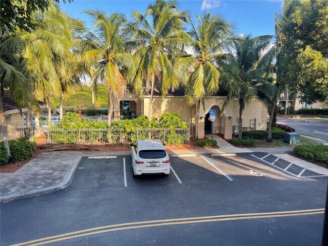 Building Photo - 2541 Centergate Dr