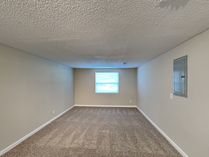 Building Photo - 2816 Commanche Ave
