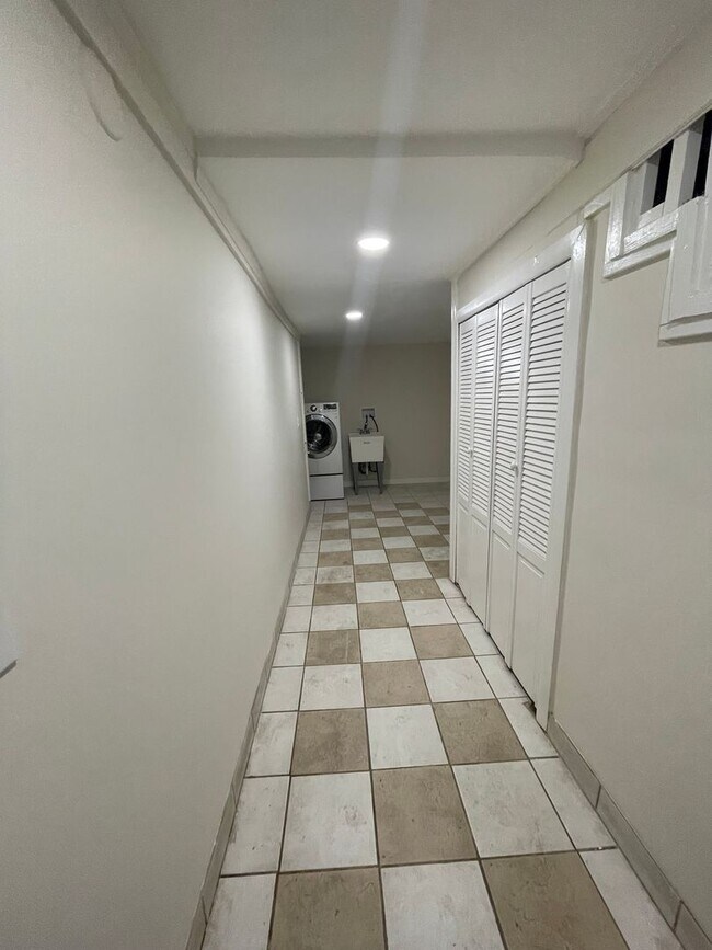 Building Photo - 1036 Seymour Ave