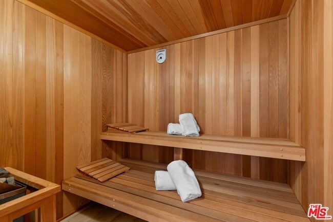 Building Photo - 605 N Hillcrest Rd