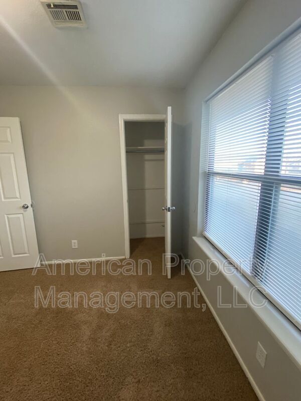 Building Photo - 1132 N Hickory Dr