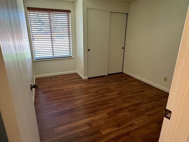 Building Photo - 3 Bedroom 2 bath with beautiful landscapin...