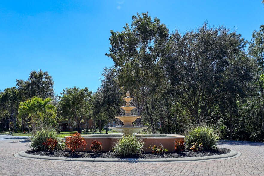 Building Photo - 1830 Florida Club Cir