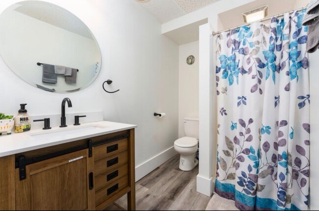 Building Photo - 708 Mills St