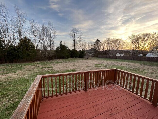 Building Photo - 211 Fall Creek Dr