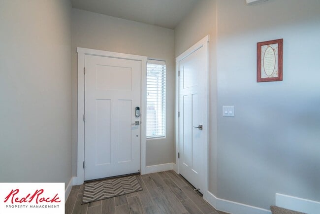 Building Photo - Beautiful townhome in desirable neighborho...