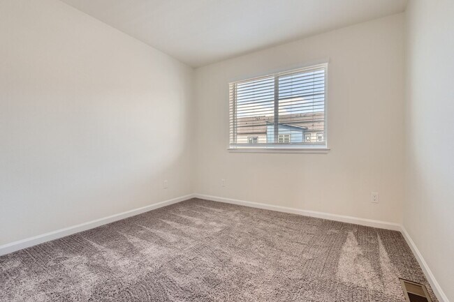 Building Photo - Welcome to this 3 bed, 2 and half bath town-home in Briargate area