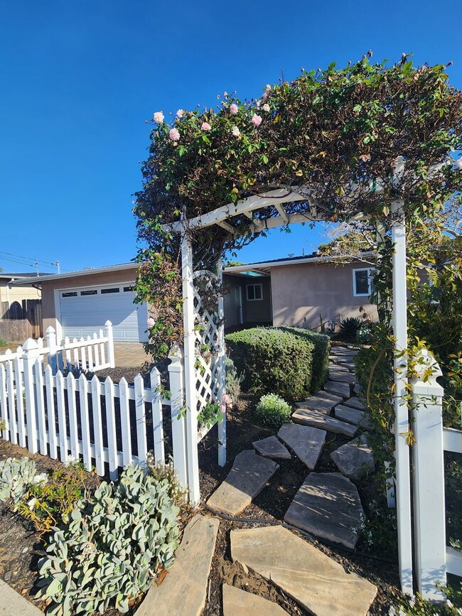 Building Photo - Adorable Single Level 3 Bed, 2 Bath Arroyo...