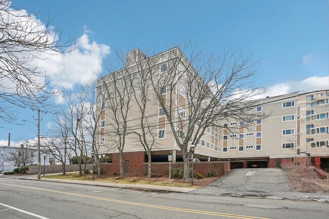 Building Photo - 35 Des Moines Rd