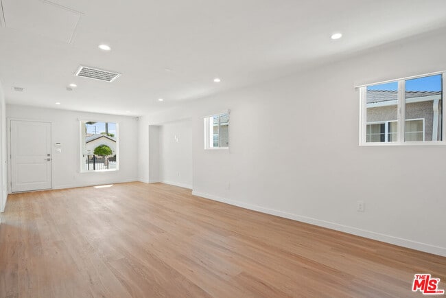 Building Photo - 2617 Carmona Ave