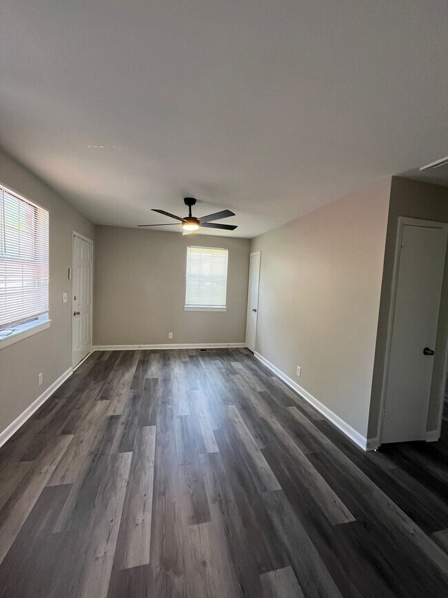 Building Photo - 2 Bedroom/ 1 Bathroom Duplex in Hermitage