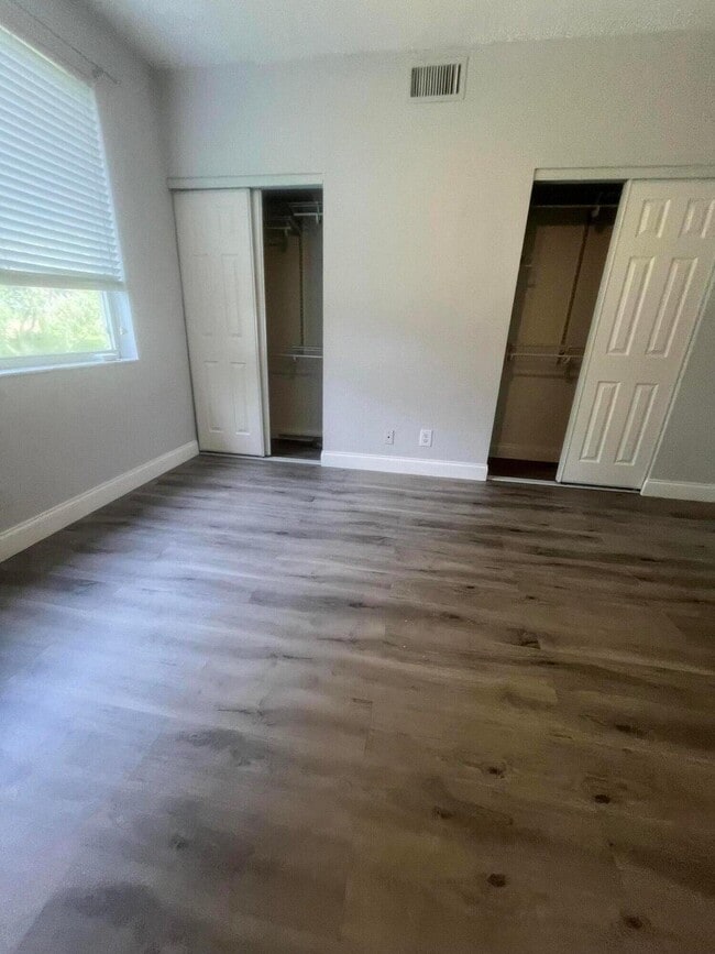 Building Photo - 7823 Sanibel Dr