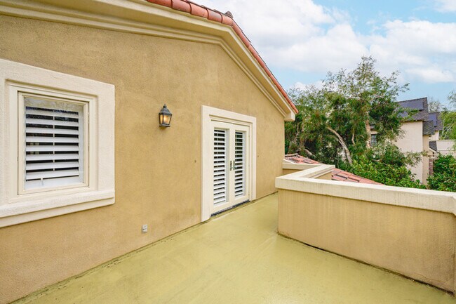 Building Photo - Elegant 5BR Furnished Estate with Pool & G...
