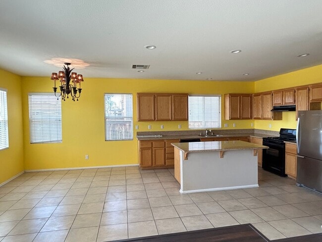 Building Photo - Updated 3 Bedroom