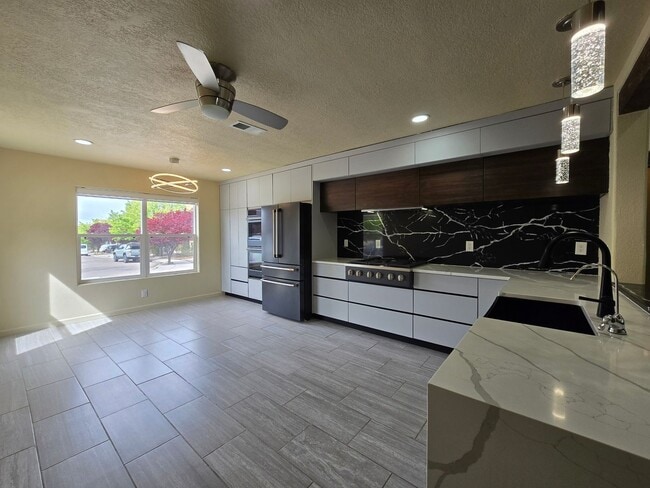 Building Photo - 7250 Via Verde