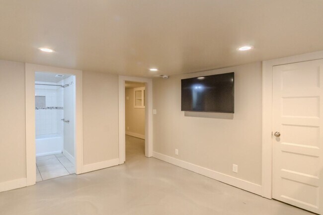 Building Photo - 4Bd/2.75Ba Seattle House