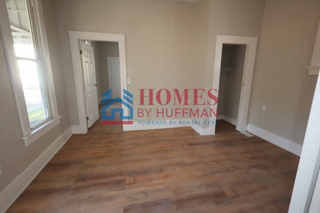 Building Photo - Two Bedroom House | Garage