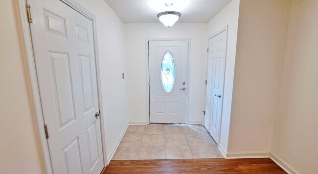 Building Photo - 3 Bed / 2-1/2 Bath Single Family Townhome with 1-Car Garage
