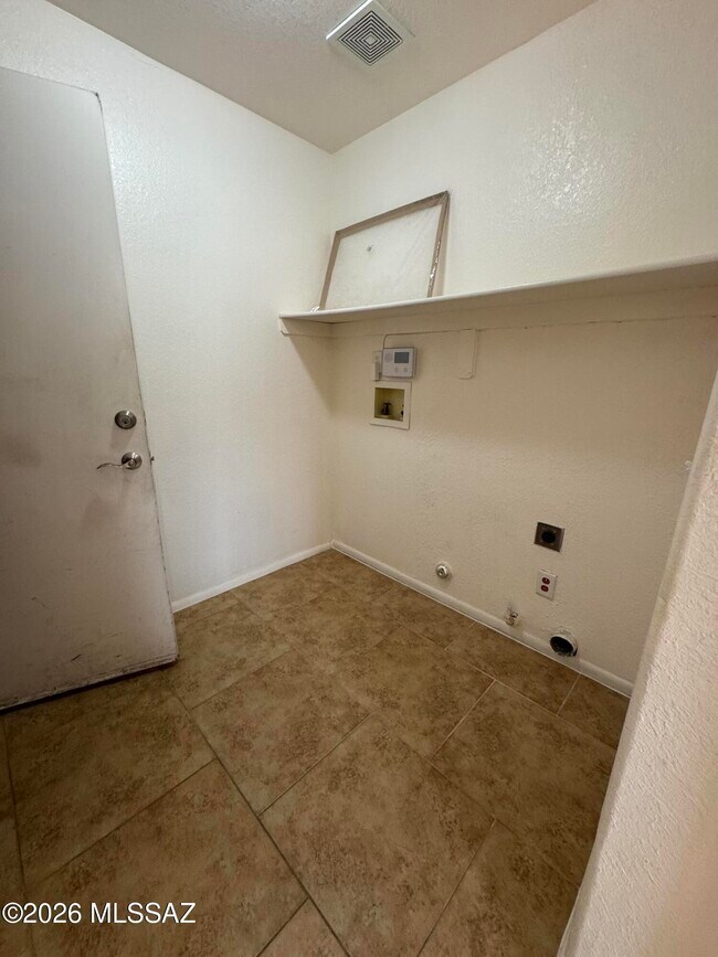 Building Photo - 7815 S Wild Primrose Ave