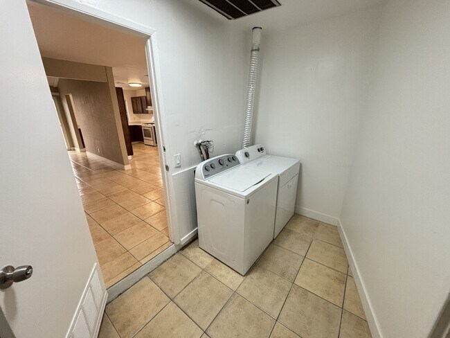 Building Photo - Newly Renovated 3bed/3Bath W/ private studio located in E. Las Vegas