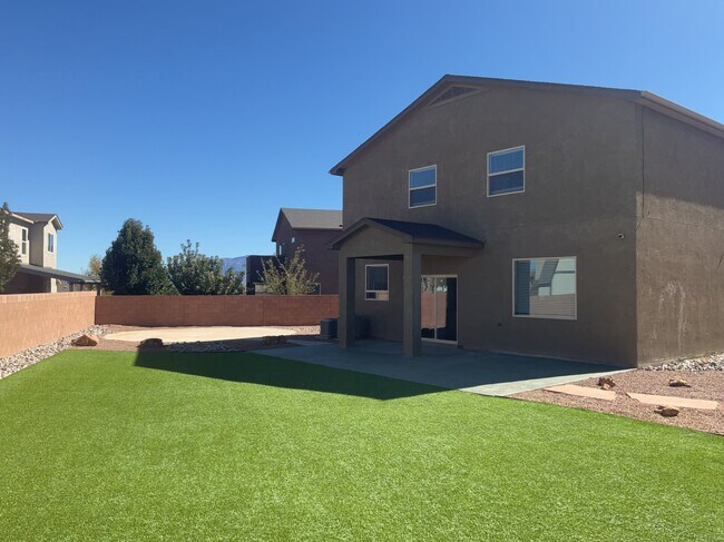 Building Photo - 904 Crown Ct NE