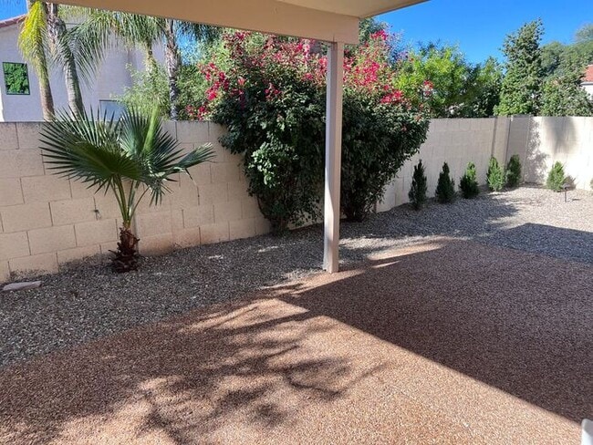 Building Photo - Adorable light and bright! 3Bedroom/2Bath ...