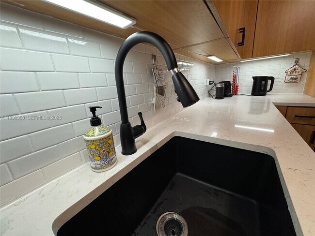 Building Photo - 7501 E Treasure Dr