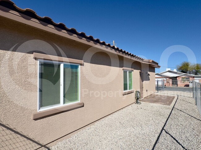 Building Photo - 442 E Wilcox Dr