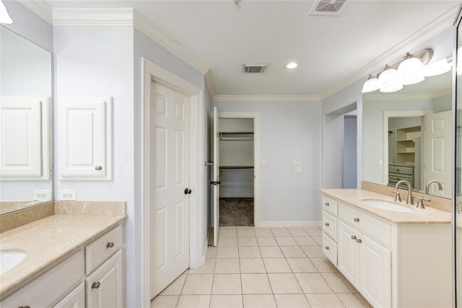 Building Photo - 4340 Lake Walk Ct
