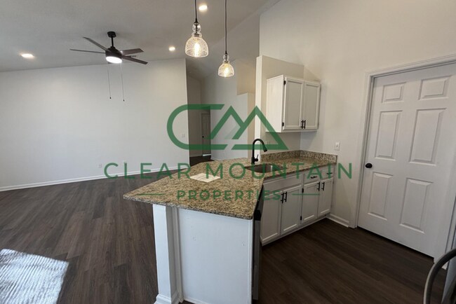 Building Photo - MOVE-IN SPECIAL! FREE RENT!