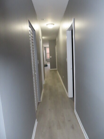 Building Photo - 951 W 51st St