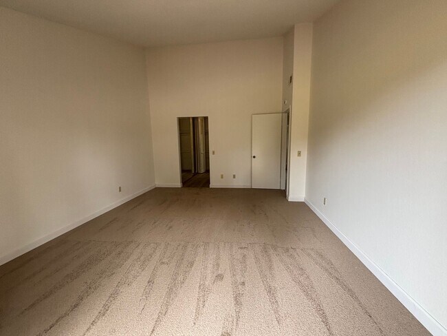 Building Photo - Spacious Updated Bonita Condo