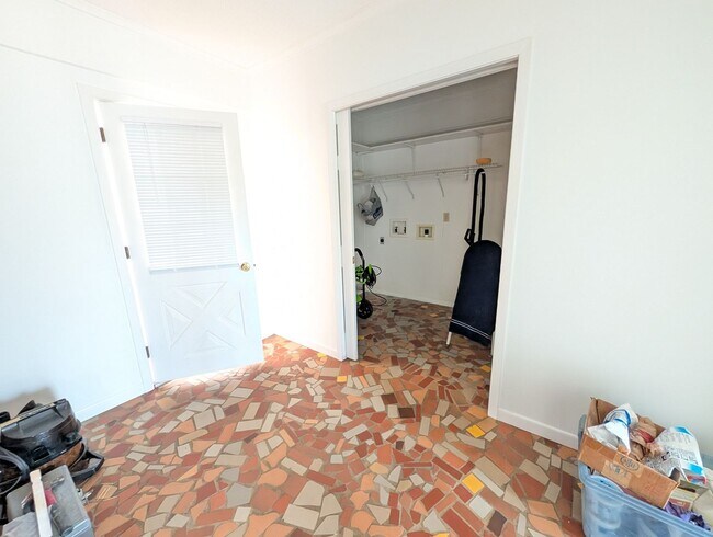 Building Photo - Summit Duplex