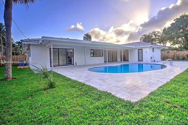 Building Photo - 1001 NW 6th Dr